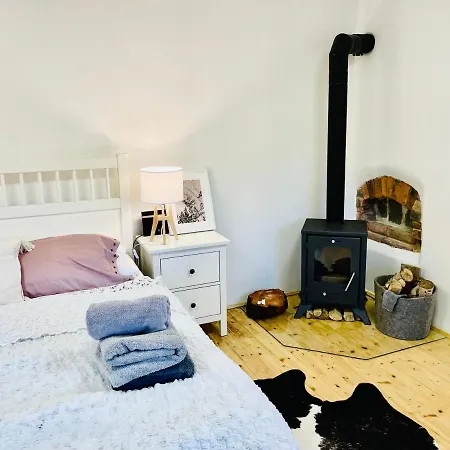 Romanticka S Krbem Tatil Evi