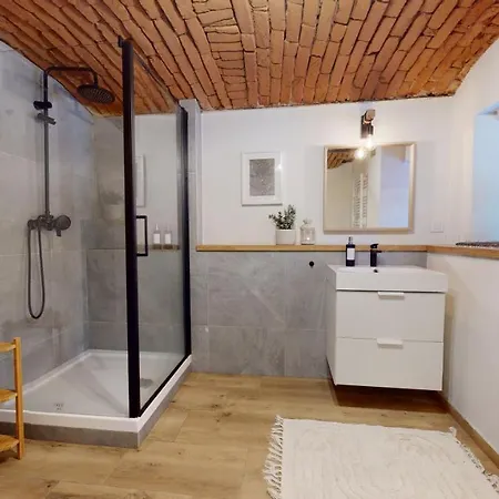 Romanticka S Krbem Tatil Evi